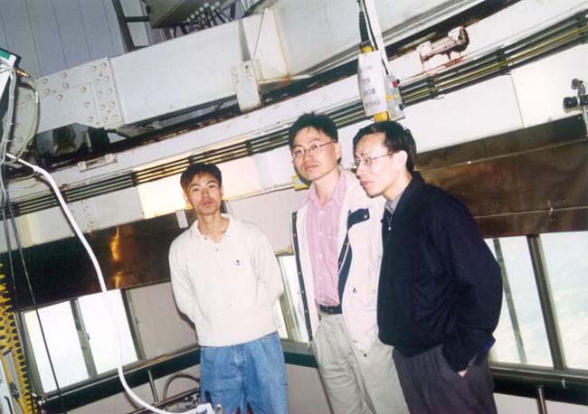 CCD 카메라에 액체질소를 넣는 모습