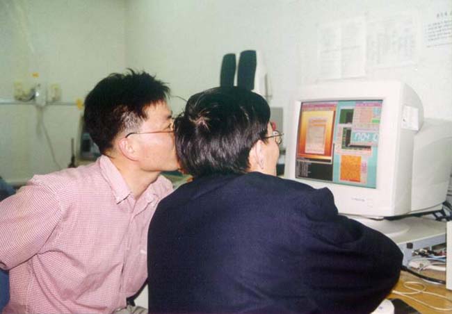 열심히 모니터를 쳐다보는 관측하는 척 하는
                    홍수형과 Bai 박사님